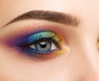 Woman using best eye shadow palette